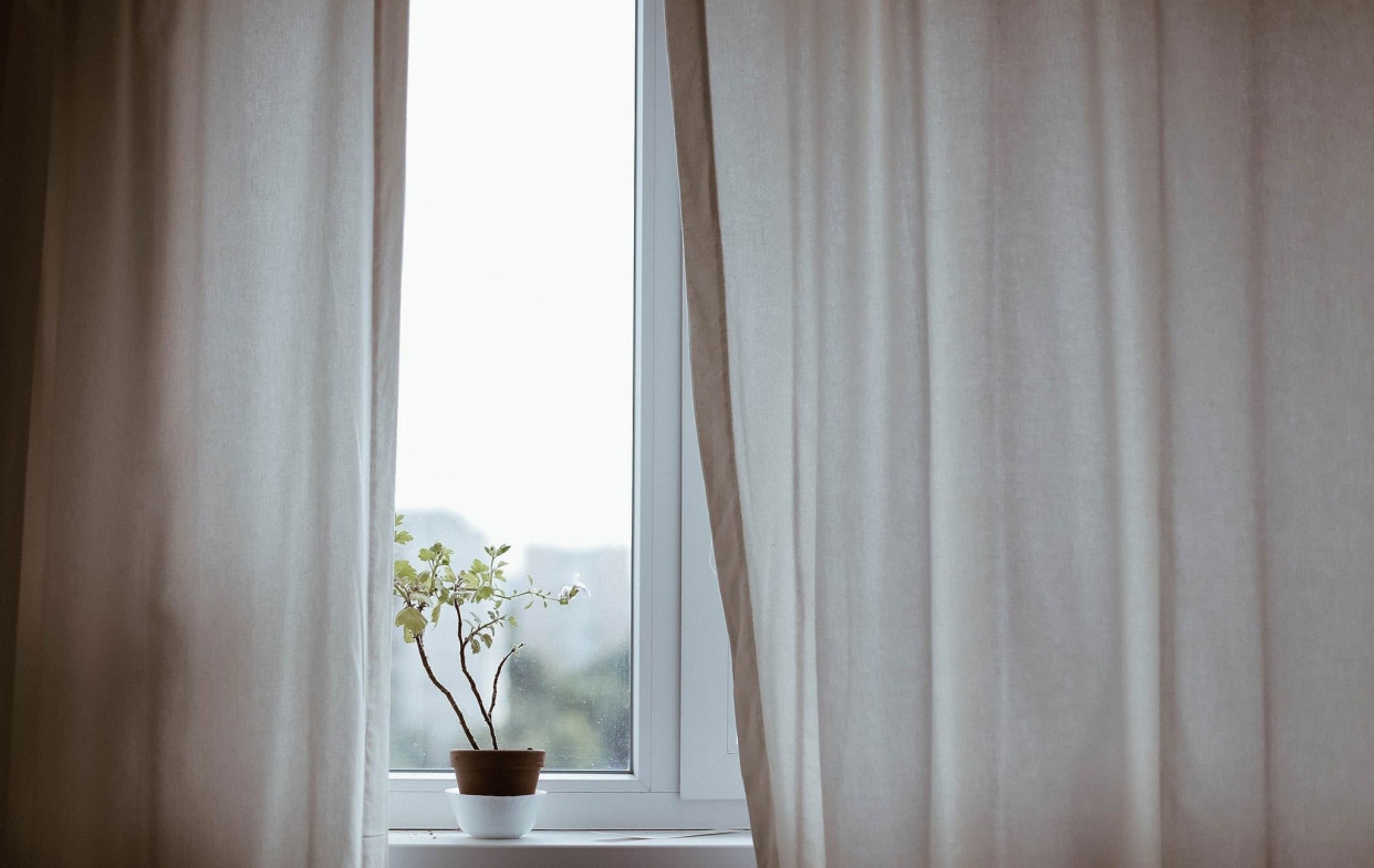 窗簾不通風，又造成塵蹣過敏打噴嚏